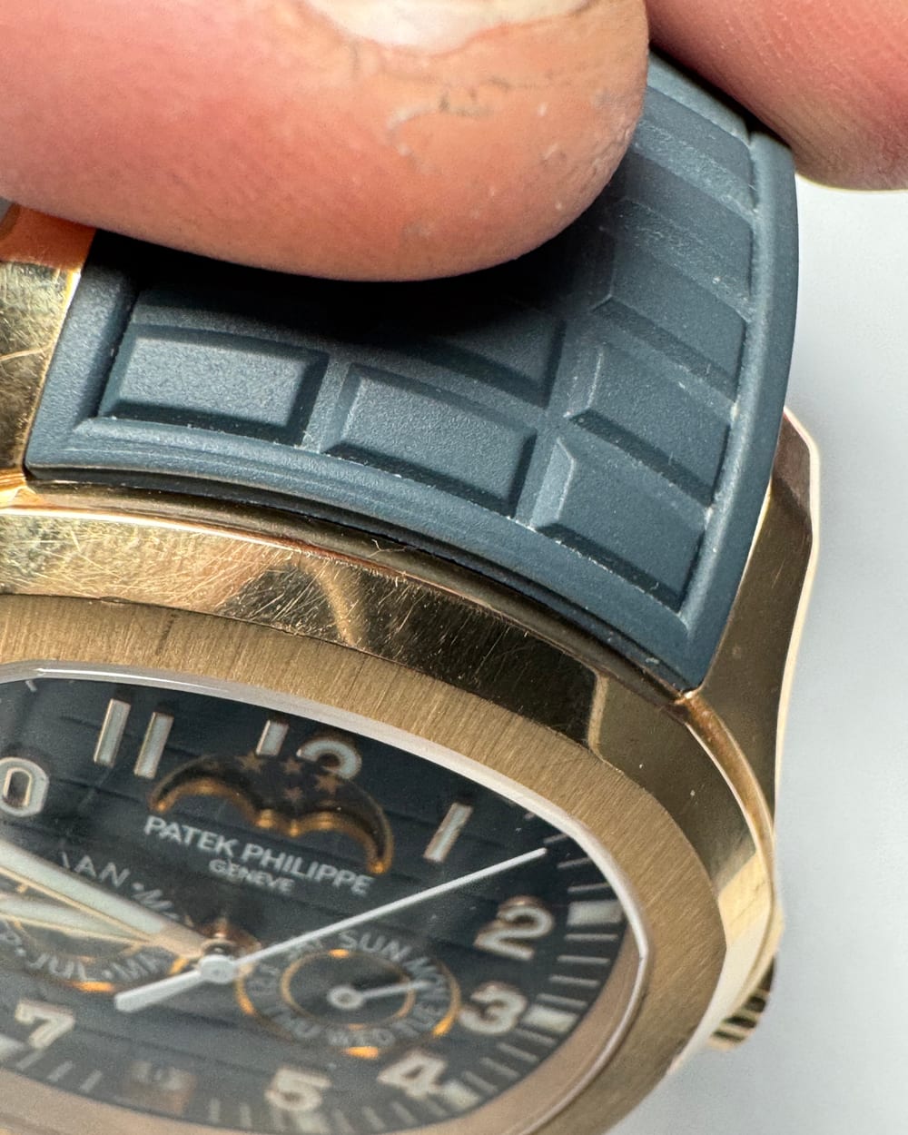 Patek Philippe Aquanaut avant restauration — Rayures et marques d'usure sur l'or rose de la lunette et de la carrure.